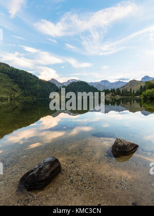 Sonnenaufgang am See Cavloc, Maloja, Bergell, Kanton Graubünden, Engadin, Schweiz Stockfoto