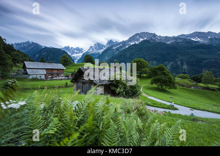 Das Bergdorf Soglio in der Morgendämmerung, Bergell, Maloja Region, Kanton Graubünden, Schweiz Stockfoto