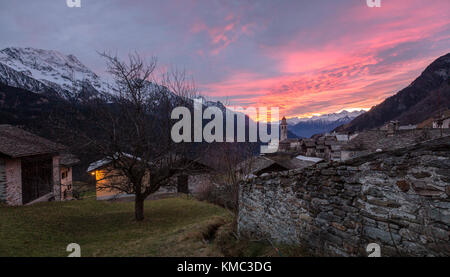 Sonnenuntergang über das Bergdorf Soglio, Bergell, Maloja Region, Kanton Graubünden, Schweiz Stockfoto