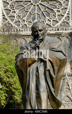 Paris, Frankreich. Statue: Papst Johannes Paul II (Surab Zereteli: 2014) außerhalb der Kathedrale Notre Dame/Notre-Dame de Paris auf der Ile de la Cite. Stockfoto