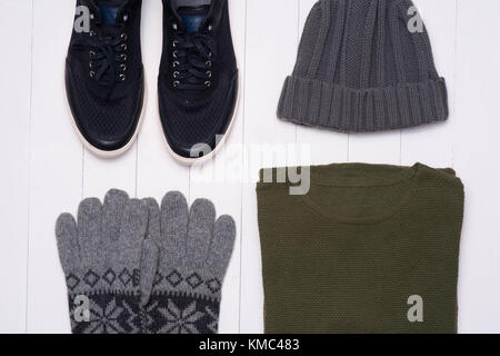 Männer winter casual Outfits mit Zubehör auf hölzernen Hintergrund Stockfoto