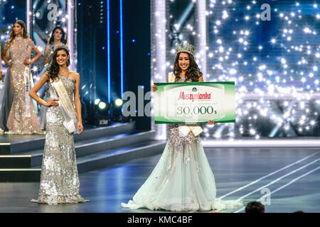 Krynica-Zdroj, Polen - 02. Dezember 2017: Neue Miss supranational 2017 Jenny Kim aus Korea und anderen Teilnehmern während der Miss supranational 2017 Stockfoto