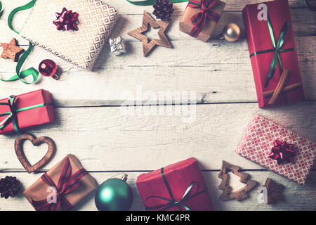 Weihnachten Geschenke und Dekorationen auf weißem Holz- Hintergrund mit Kopie Raum Stockfoto