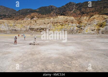 Touristen Spaziergang im stefanos Vulkankrater auf der griechischen Insel Nisyros am 12. Juni 2010. Stockfoto