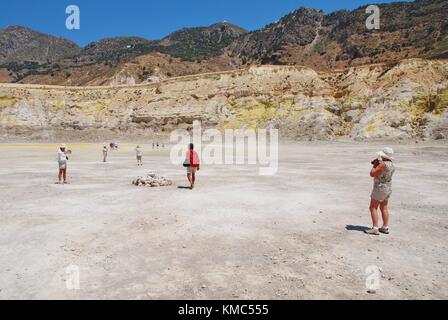 Touristen Spaziergang im stefanos Vulkankrater auf der griechischen Insel Nisyros am 12. Juni 2010. Stockfoto