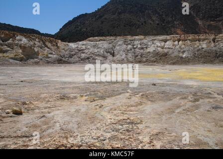 Touristen Spaziergang im stefanos Vulkankrater auf der griechischen Insel Nisyros am 12. Juni 2010. Stockfoto