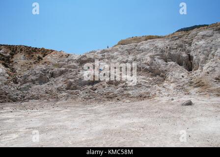 Touristen Spaziergang im stefanos Vulkankrater auf der griechischen Insel Nisyros am 12. Juni 2010. Stockfoto