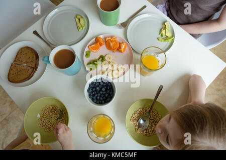 Mutter und Kinder frühstücken Stockfoto