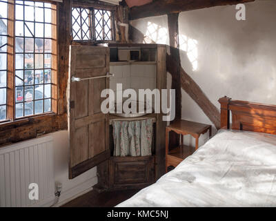 Alte hölzerne waschen Schrank Waschbecken Schrank in der Ecke des englischen Herrenhaus Zimmer antike, Essex, England, Großbritannien Stockfoto