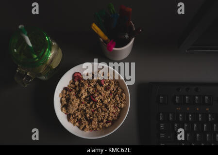 Eine Schüssel mit Frühstücksflocken auf dem Tisch Stockfoto