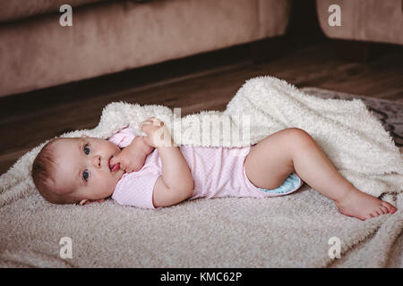 Niedliche Baby liegend auf Decke Stockfoto