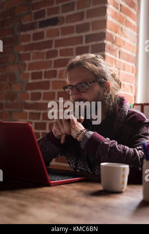 Grafikdesigner für Männer, der an einem Laptop arbeitet Stockfoto