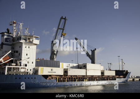 Containerschiffentladung im Hafen von Praia in Santiago, der Hauptinsel des Kap-Verde-Archipels im zentralen Atlantik Stockfoto