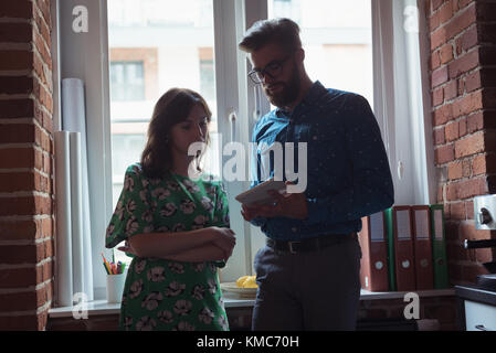 Führungskräfte sprechen über digitale Tablet Stockfoto