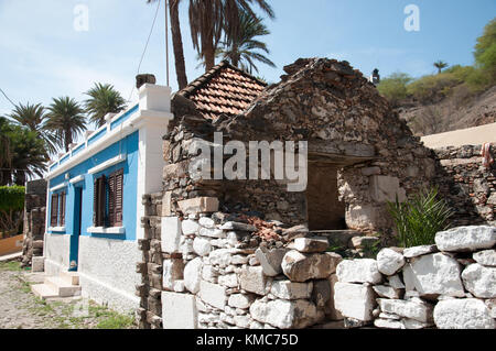 Ein kleines Haus im portugiesischen Stil steht neben einer Ruine in der Rua de Banana in Cidade Velha, der Altstadt (und ursprünglichen Hauptstadt) von Santiago. Die Hauptinsel im Kap-Verden-Archipel Stockfoto