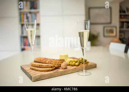 Champagnergläser und Essen auf den Küchentisch Stockfoto