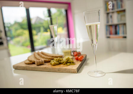 Champagnergläser und Essen auf den Küchentisch Stockfoto