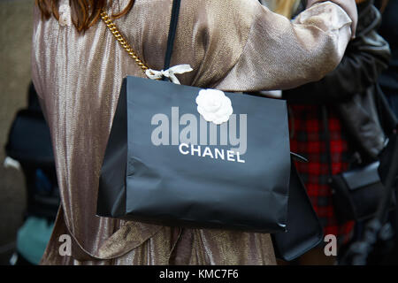 MAILAND - 23. SEPTEMBER: Frau mit schwarz-weißem Chanel-Shopper und Metallic-Jacke vor der Modeschau Ermanno Scervino, Mailand Fashion Week Street Street Street Street Stockfoto