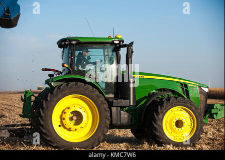 Landwirt in JOHN DEERE TRAKTOR CAB Stockfoto