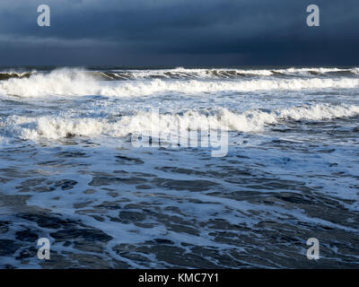 Wellen in South Bay an einem stürmischen Tag in Scarborough North Yorkshire England brechen Stockfoto