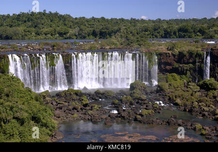 Teil der Iguazu Falls (Iguassu Falls, oder Iguacu Falls) an der Grenze der argentinischen Provinz Misiones und der brasilianischen Bundesstaat Parana in So Stockfoto