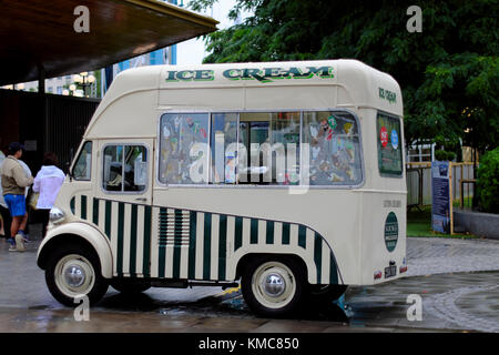 Retro Ice Cream Van warten auf Kunden an einem regnerischen Tag in London, England, Großbritannien Stockfoto