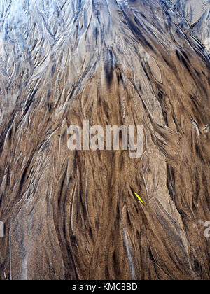 Muster in den Sand ließ durch den zurückweichenden Tide am Cayton Bay Scarborough North Yorkshire England Stockfoto