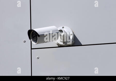 An der Wand montierte CCTV-Kamera auf Gebäude. Stockfoto
