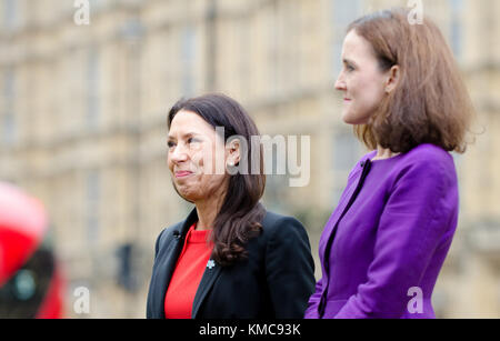 Debbie Abrahams MP (Arbeit; Oldham Osten und Saddleworth) und Theresa Villiers MP (Con: Chipping Barnet) auf College Green, Westminster, Phil diskutieren Stockfoto