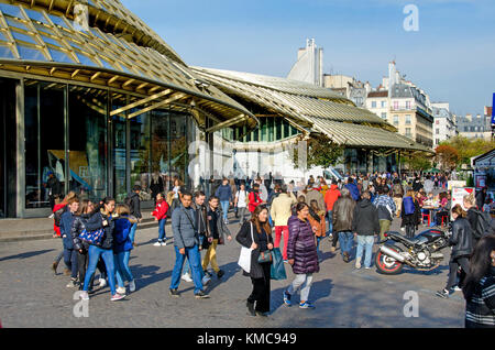 Paris, Frankreich. Forum des Halles (150 Geschäfte und 17 Restaurants) umgebaut, mit neuen Vordach (parick Berger und Jacques Anziutti) April 2016 Stockfoto