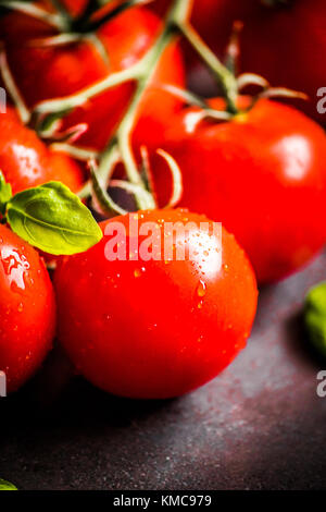 Cherry-Tomaten am Rebstock Stockfoto