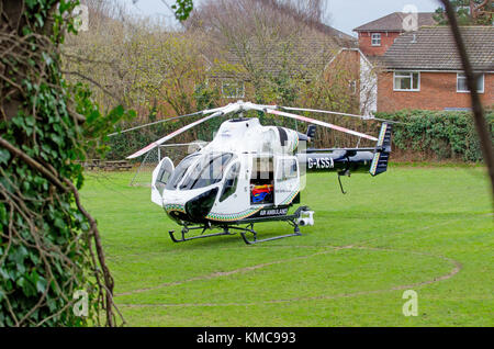 Maidstone, Kent, Großbritannien. Kent, Surrey und Sussex Air Ambulance G-KSSA landeten auf einem Schulspielplatz (Brunswick House Primary School, Maidstone) und warteten Stockfoto