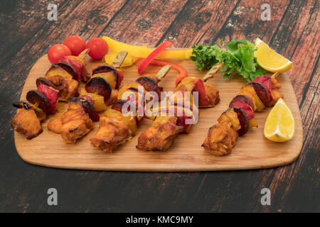 Hähnchen- und Chorizo-Spieße mit Beilagen-Salat Stockfoto