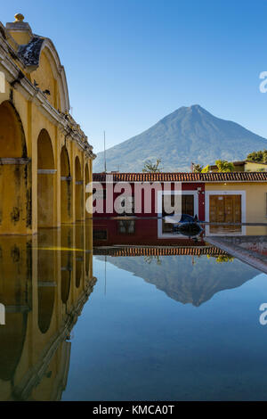 Tanque de la Unión mit dem Vulkan Agua im Hintergrund von Antigua in Guatemala Stockfoto