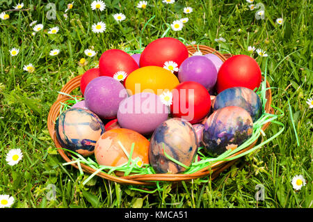 Östlichen Eier in den Holz- Warenkorb Stockfoto