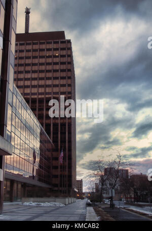 Street Scene von einem Business Tower Plaza bei Sonnenuntergang Stockfoto