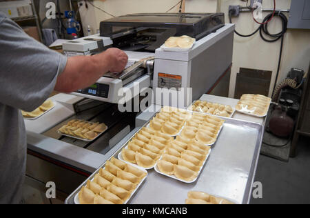 Halb-automatische Verpackung von polnischen Knödel Produktion Stockfoto