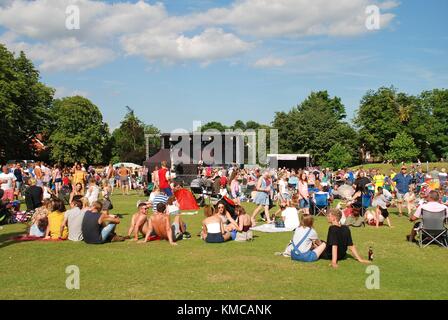 Die Menschen genießen die jährliche tentertainment Musik Festival in Tenterden in Kent, England am 2. Juli 2017. Der freie Fall wurde zum ersten Mal im Jahr 2008 statt. Stockfoto