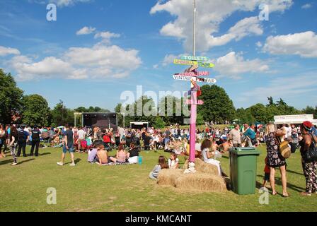 Die Menschen genießen die jährliche tentertainment Musik Festival in Tenterden in Kent, England am 2. Juli 2017. Der freie Fall wurde zum ersten Mal im Jahr 2008 statt. Stockfoto