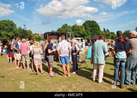 Die Menschen genießen die jährliche tentertainment Musik Festival in Tenterden in Kent, England am 2. Juli 2017. Der freie Fall wurde zum ersten Mal im Jahr 2008 statt. Stockfoto