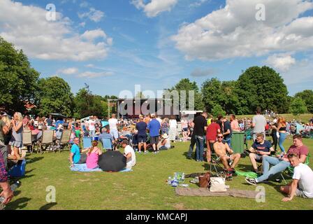 Die Menschen genießen die jährliche tentertainment Musik Festival in Tenterden in Kent, England am 2. Juli 2017. Der freie Fall wurde zum ersten Mal im Jahr 2008 statt. Stockfoto