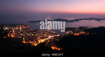 Panoramablick auf Hvar und kleinen Inseln von View Point bei Sonnenuntergang, Kroatien Stockfoto