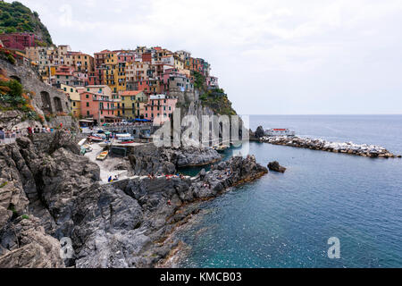 Riomaggiore Blick entlang dem Wanderweg Via dell'Amore (Liebhaber' Lane), Cinque Terre, der Provinz von La Spezia, Ligurien, Italien. Stockfoto