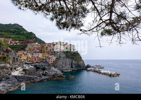 Riomaggiore Blick entlang dem Wanderweg Via dell'Amore (Liebhaber' Lane), Cinque Terre, der Provinz von La Spezia, Ligurien, Italien. Stockfoto