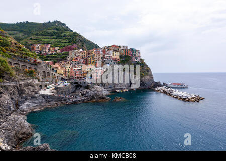 Riomaggiore Blick entlang dem Wanderweg Via dell'Amore (Liebhaber' Lane), Cinque Terre, der Provinz von La Spezia, Ligurien, Italien. Stockfoto