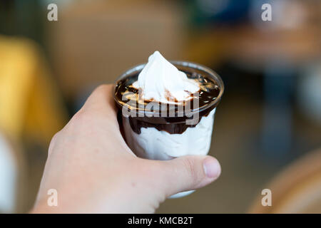 Hand mit Schokolade Eis Stockfoto