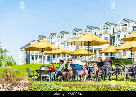 Bar Harbor, USA - 8. Juni 2017: Resort inn am Meer mit Restaurant am Wasser im Stadtzentrum im Sommer, Leute essen Essen auf Stühlen oder Stockfoto