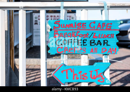 Bar Harbor, USA - Juni 8, 2017: Nahaufnahme von Zeichen für Oceanfront Restaurant, Café, sunrise Cafe in der Innenstadt von Dorf im Sommer servieren Crepes Stockfoto