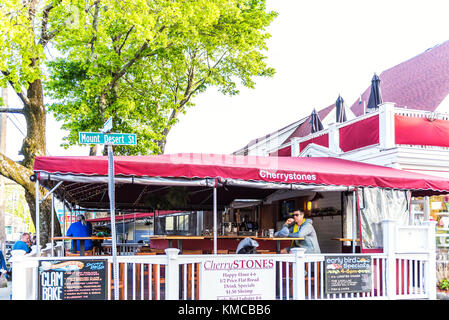 Bar Harbor, USA - Juni 8, 2017: Die Menschen essen im Inneren cherrystones Restaurant Terrasse im Zentrum von Dorf im Sommer mit Vorzeichen Stockfoto