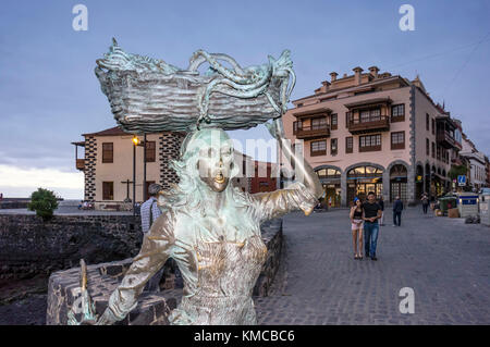 Skulptur von Frauen mit Fisch im alten Hafen von Puerto de la Cruz, Muelle pesquero, Teneriffa, Spanien Stockfoto
